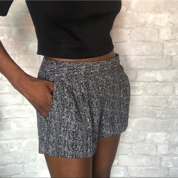 EXPRESS | Low rise Black and white print shorts - Picture 6 of 8